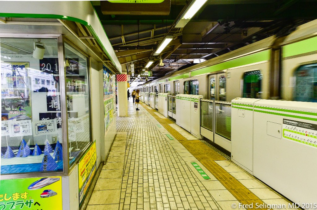 20150309_105012 D4S.jpg - Underground subway, Tokyo